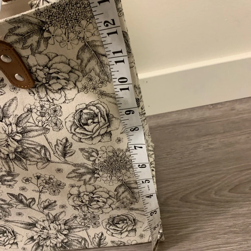 Large Floral black and white Cotton fabric Canvas Tote Bag with leather Handles - Picture 5 of 8